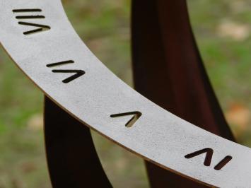 Handgefertigte Sonnenuhr aus Metall auf Steinsockel – 140 cm hoch – Rostige Stahloberfläche