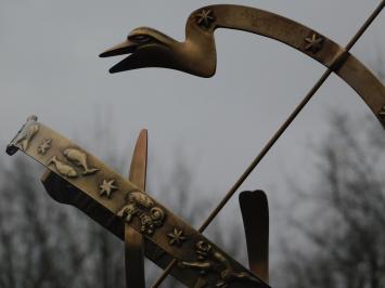 Exklusive Sonnenuhr aus Messing auf Alusockel